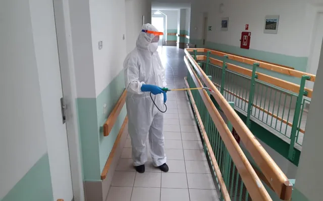 Ostrovští hasiči desinfikují domov pro seniory