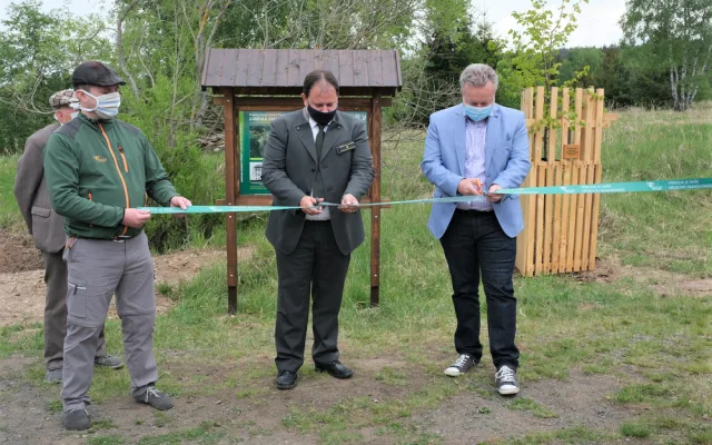 Ministr životního prostředí Richard Brabec slavnostně otvírá novou naučnou stezku