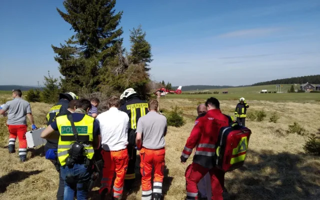 Běžkyně si na Božím Daru propíchla nohu hůlkou