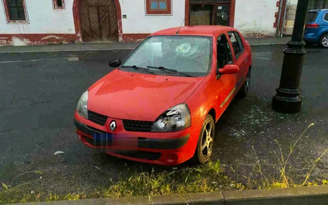 Svému sokovi rozmlátil auto sekerou, policisté výtržníka našli v hospodě