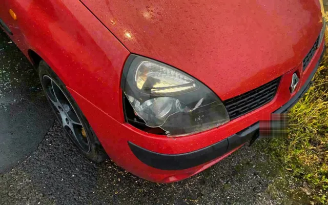 Svému sokovi rozmlátil auto sekerou, policisté výtržníka našli v hospodě