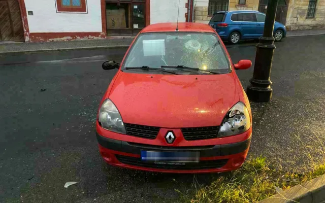 Svému sokovi rozmlátil auto sekerou, policisté výtržníka našli v hospodě