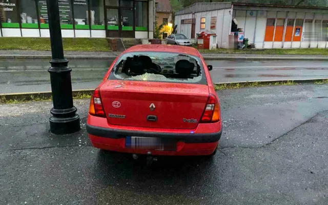 Svému sokovi rozmlátil auto sekerou, policisté výtržníka našli v hospodě