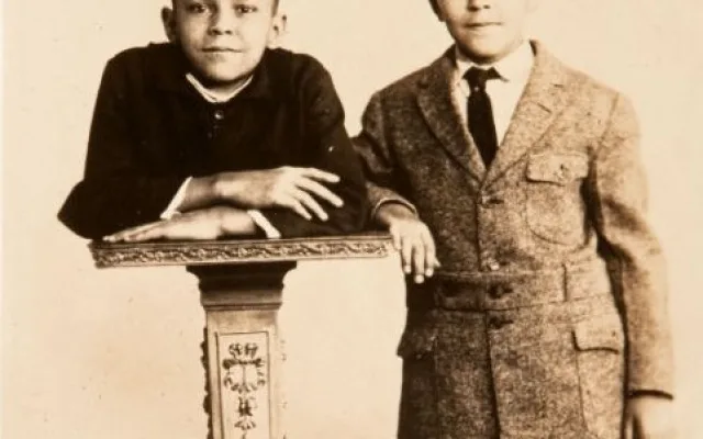 Johnny se narodil roku 1911 spolu se svým dvojčetem Robertem. Na rozdíl od Roberta mu však chyběly dolní končetiny.