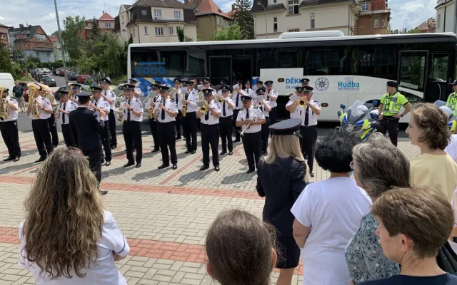Takhle se děkuje zdravotníkům, policistům a hasičům v Karlových Varech