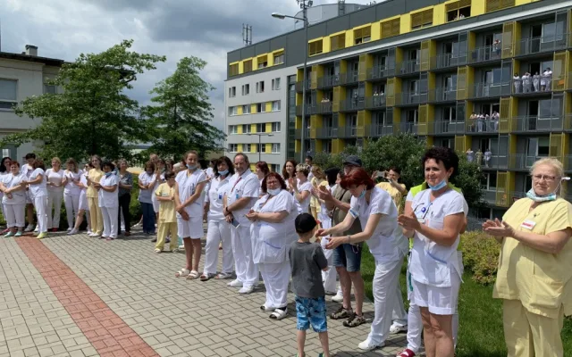 Takhle se děkuje zdravotníkům, policistům a hasičům v Karlových Varech