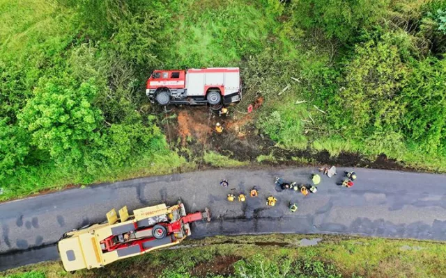 Hasiči mají plné ruce práce, řidiči nezvládají jízdu po mokrých silnicích
