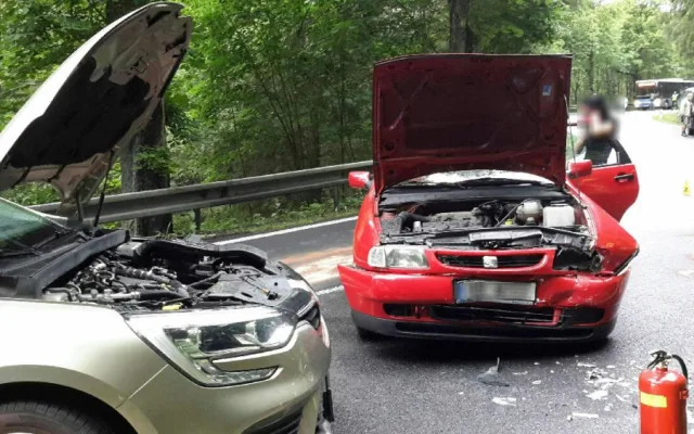 Hasiči mají plné ruce práce, řidiči nezvládají jízdu po mokrých silnicích
