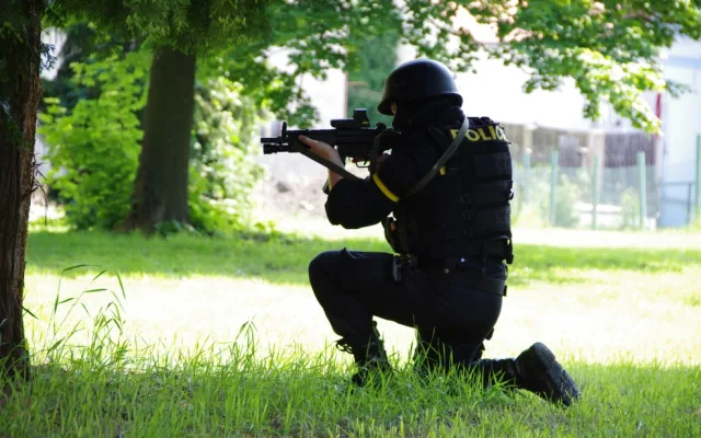 Chceš 110 tisíc korun, jistý plat a zajímavou práci? Přidej se k policii v Karlovarském kraji