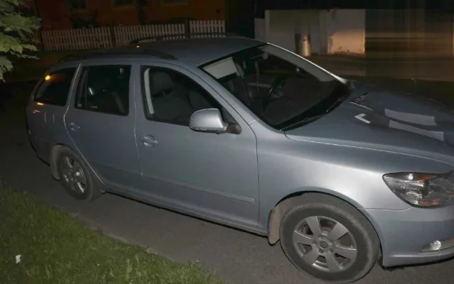 Ze zaparkovaných aut si mladík udělal překážkovou dráhu