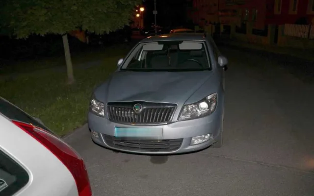 Ze zaparkovaných aut si mladík udělal překážkovou dráhu