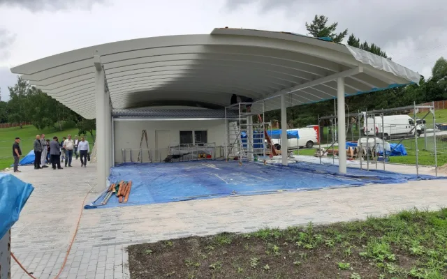 Novému bistru na Rolavě chybí bleskosvody, střecha a moderní název