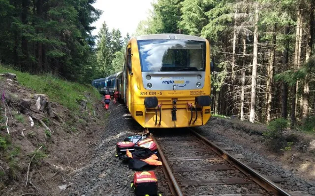Mezi Perninkem a Novými Hamry došlo k čelnímu střetu osobních vlaků