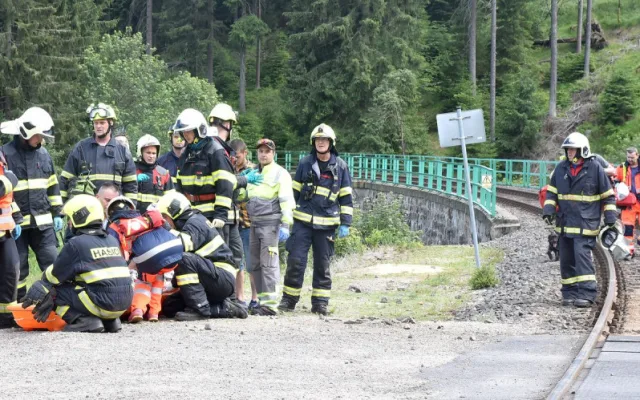 FOTO: Na trať se po tragické srážce vlaků opět vrátil provoz
