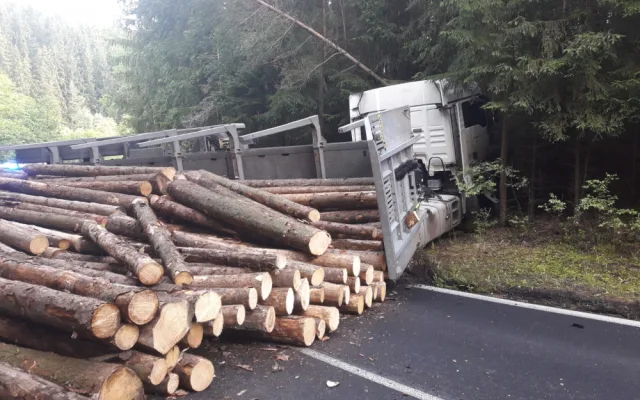 Dřevo z přívěsu se vysypalo na projíždějící auto, řidič skončil v nemocnici