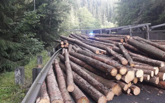 Dřevo z přívěsu se vysypalo na projíždějící auto, řidič skončil v nemocnici
