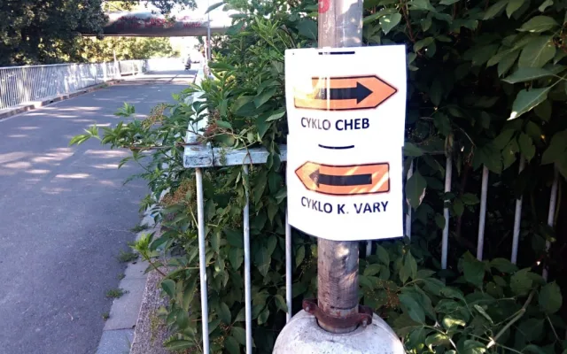 Demolice Krejcarové lávky začala, cyklisté musejí na objížďku, vodáci z lodi