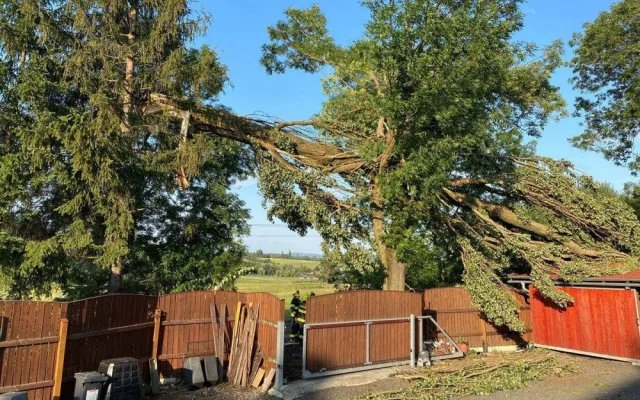 FOTO : Hasiče zaměstnal silný vítr, vyjížděli k desítkám případů