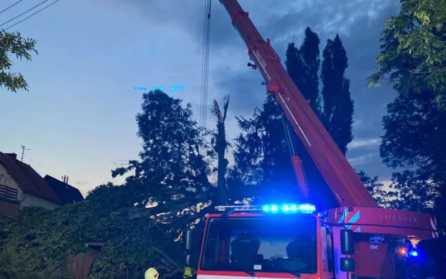 FOTO : Hasiče zaměstnal silný vítr, vyjížděli k desítkám případů