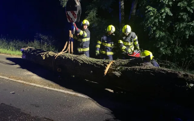 FOTO : Hasiče zaměstnal silný vítr, vyjížděli k desítkám případů