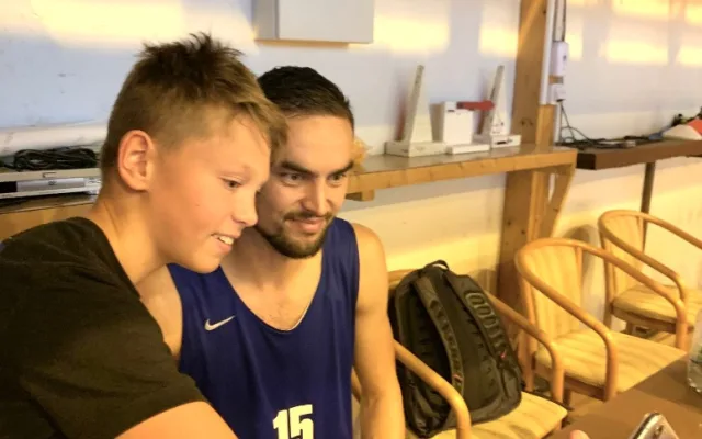 Tomáš Satoranský řádí se spoluhráči na palubovce v Mariánských Lázních