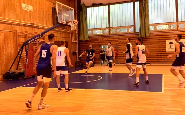 Tomáš Satoranský řádí se spoluhráči na palubovce v Mariánských Lázních