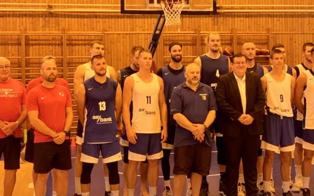 Tomáš Satoranský řádí se spoluhráči na palubovce v Mariánských Lázních