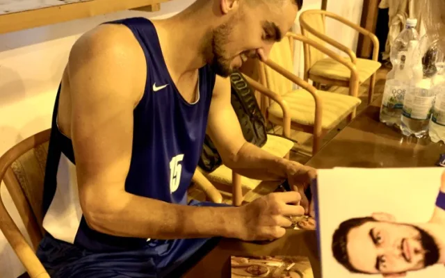 Tomáš Satoranský řádí se spoluhráči na palubovce v Mariánských Lázních