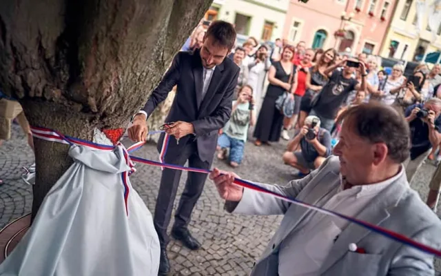 Už i v Chebu si můžete posedět na lavičce Václava Havla