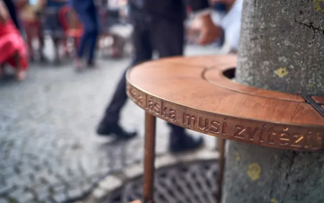 Už i v Chebu si můžete posedět na lavičce Václava Havla