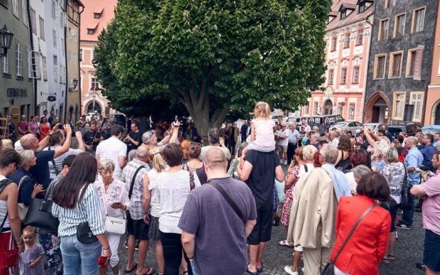 Už i v Chebu si můžete posedět na lavičce Václava Havla