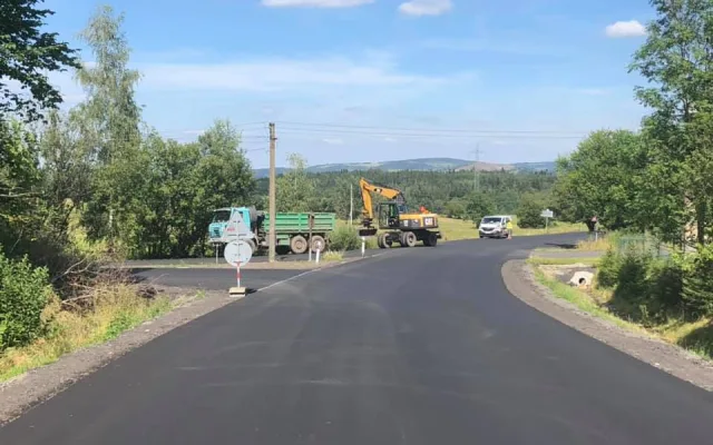 Třináct kilometrů silnice vyšlo na 130 milionů korun, platil IROP, kraj i stát