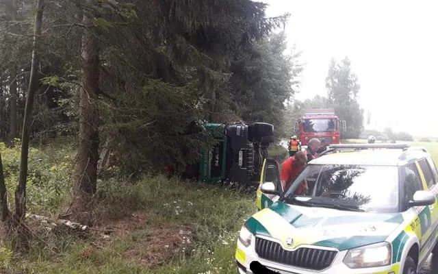 Pod nákladním vozem se utrhla část krajnice