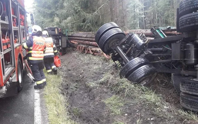 Pod nákladním vozem se utrhla část krajnice