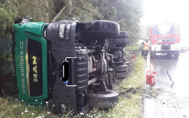 Pod nákladním vozem se utrhla část krajnice
