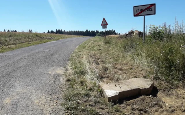 Místo nálezu pomníku v obci Křepkovice u Teplé