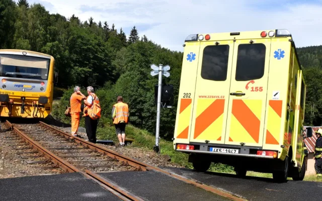 Nehoda na železničním přejezdu, v autě cestovaly i dvě děti