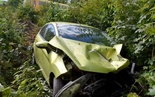 Nehoda na železničním přejezdu, v autě cestovaly i dvě děti