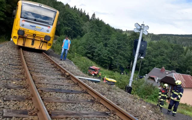 Nehoda na železničním přejezdu, v autě cestovaly i dvě děti