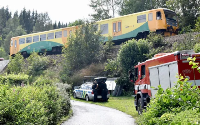 Nehoda na železničním přejezdu, v autě cestovaly i dvě děti