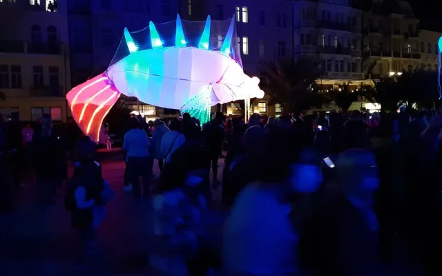 Festival světla přilákal do centra Karlových Varů tisíce lidí