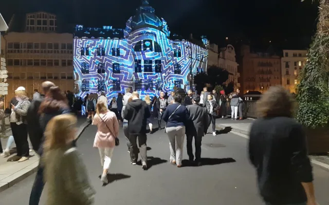 Festival světla přilákal do centra Karlových Varů tisíce lidí