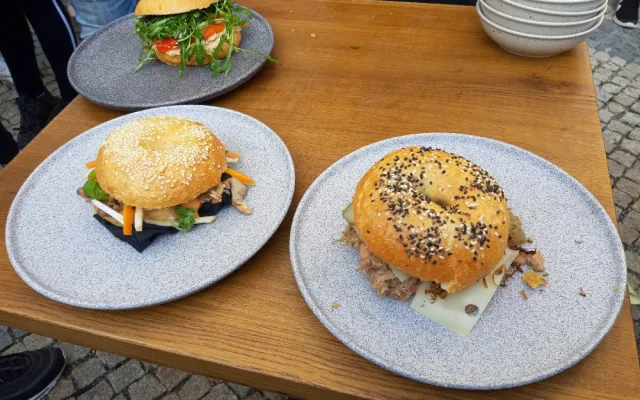 Michelinský kuchař Radek Kašpárek sestavil tři skvělé bagely pro chebskou restauraci Bagel Lounge