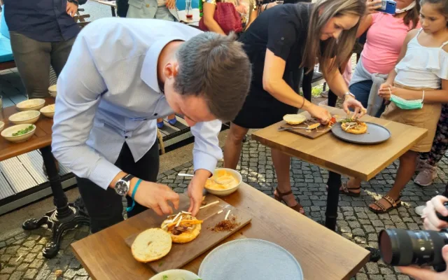 Michelinský kuchař Radek Kašpárek sestavil tři skvělé bagely pro chebskou restauraci Bagel Lounge