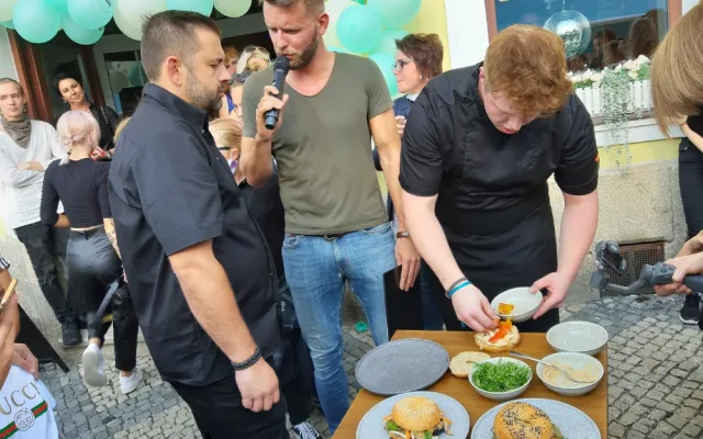 Michelinský kuchař Radek Kašpárek sestavil tři skvělé bagely pro chebskou restauraci Bagel Lounge