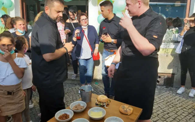 Michelinský kuchař Radek Kašpárek sestavil tři skvělé bagely pro chebskou restauraci Bagel Lounge