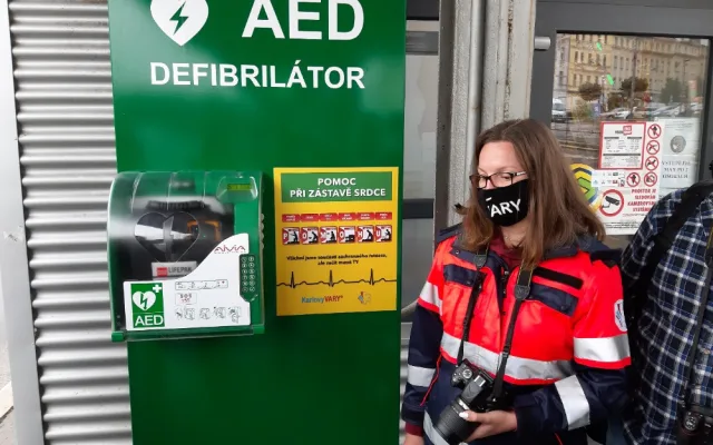 Na rušných místech Karlových Varů jsou umístěny automatické externí defibrilátory