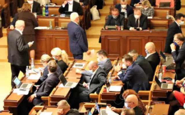 FOTO: Vláda schválila nouzový stav