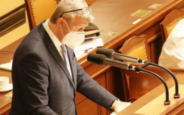 FOTO: Vláda schválila nouzový stav