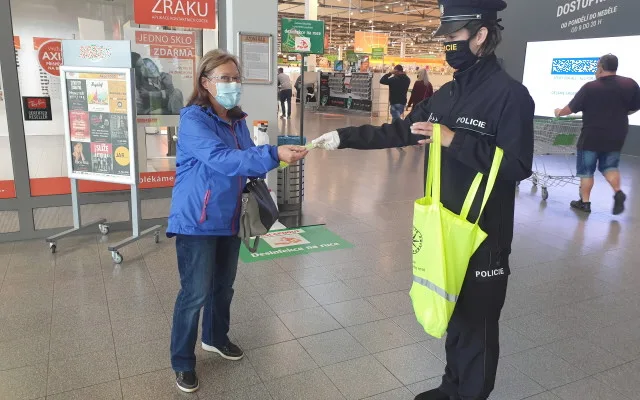 Policisté nabádali seniory, aby se nenechali okrást a podvést